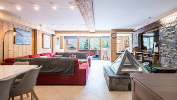 電視、壁爐、電子遊戲、DVD 播放機