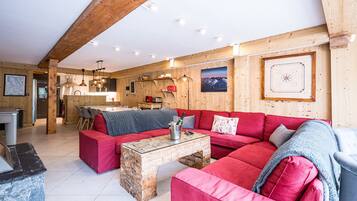Fernseher, Kamin, Videospiele, DVD-Player