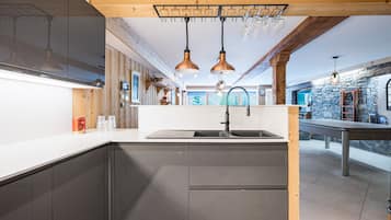 Réfrigérateur, micro-ondes, four, plaque de cuisson