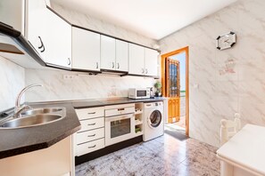 Refrigerador, microondas, horno y parrilla de estufa 