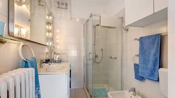 Dusche, Haartrockner, Handtücher