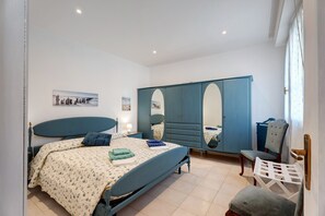 1 slaapkamer, een strijkplank/strijkijzer, gratis wifi, beddengoed