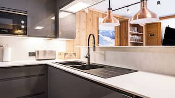 Réfrigérateur, micro-ondes, four, plaque de cuisson