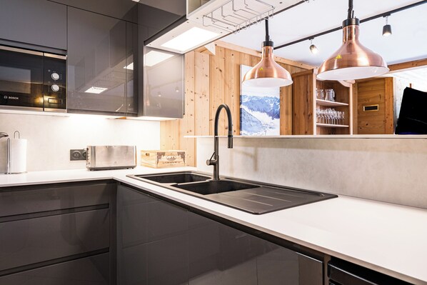 Réfrigérateur, four à micro-ondes, un four, surface de cuisson