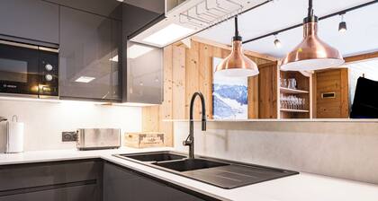 Chalet 'Gabrielle Luxe Ski-In/Ski-Out' with Lake View, Private Terrace and Wi-Fi