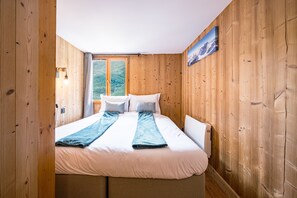 5 bedrooms, iron/ironing board, free WiFi, bed sheets - Chalet Gabrielle Half-Board – Ski-In/Ski-Out, Fireplace, Jacuzzi, Sauna, Lake View, Comfort (Les Belleville)