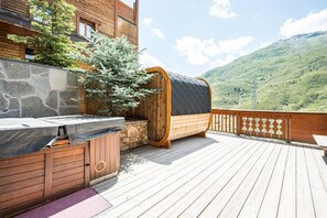 Terrace/patio - Chalet Gabrielle Half-Board – Ski-In/Ski-Out, Fireplace, Jacuzzi, Sauna, Lake View, Comfort (Les Belleville)