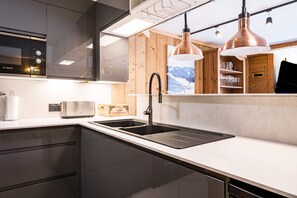 Fridge, microwave, oven, stovetop - Chalet Gabrielle Half-Board – Ski-In/Ski-Out, Fireplace, Jacuzzi, Sauna, Lake View, Comfort (Les Belleville)