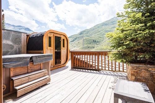 Chalet Delphine – Ski-in/Ski-out, Fireplace, Jacuzzi, Sauna, Comfort & Lake View
