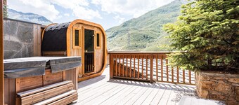 Chalet Delphine – Ski-in/Ski-out, Fireplace, Jacuzzi, Sauna, Comfort & Lake View