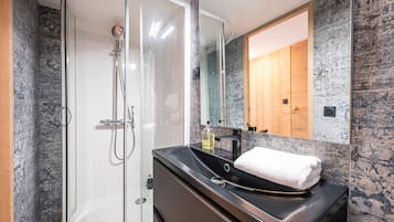 Shower, hair dryer, towels