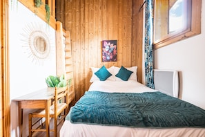 Une pièce en bois avec un lit, un bureau et une chaise.