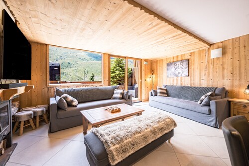 Chalet Delphine – Ski-in/Ski-out, Fireplace, Jacuzzi, Sauna, Comfort & Lake View