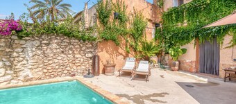 Casa de vacaciones 'Ca la Pasita 26' con piscina, vistas a la montaña y Wi-Fi