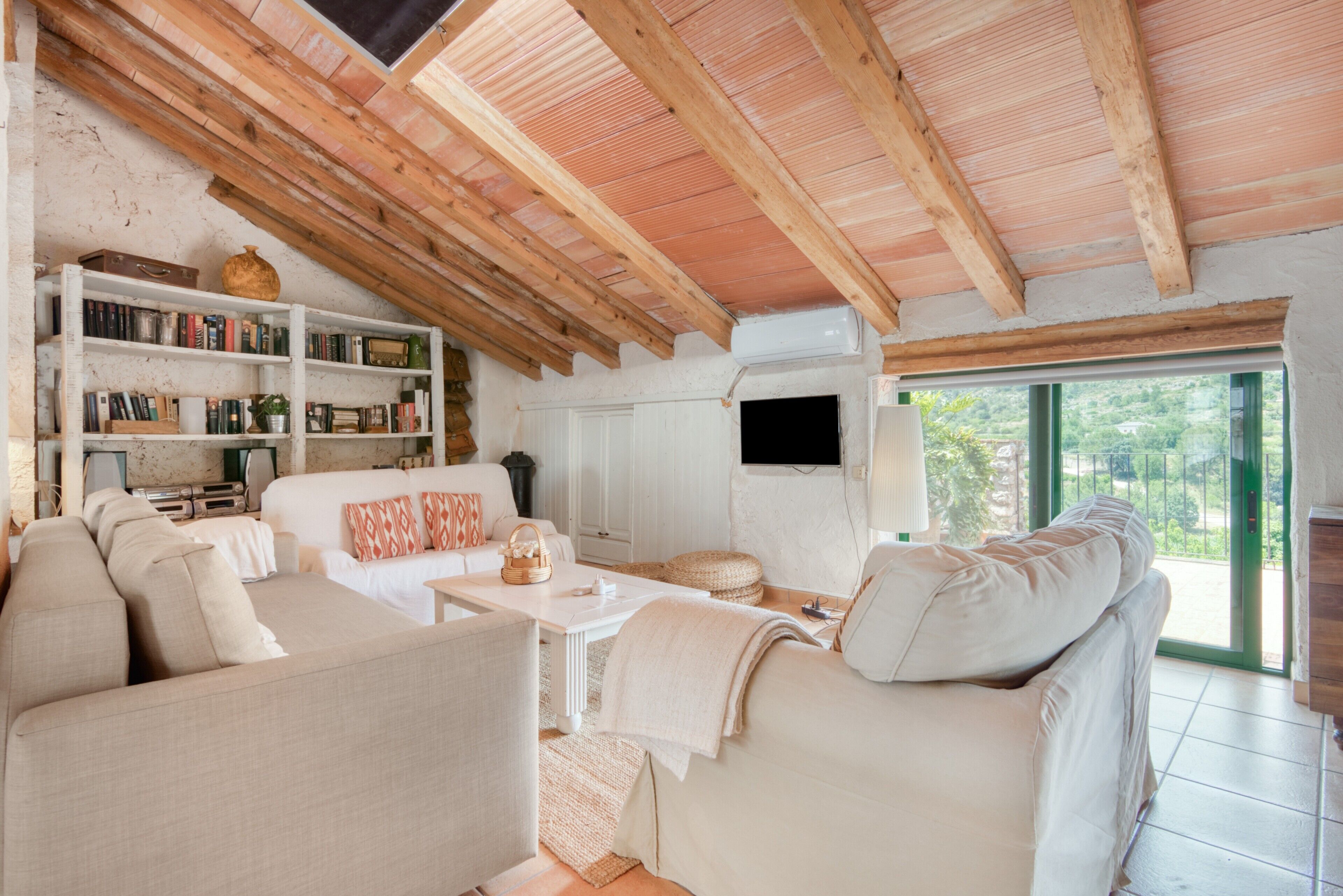 Een televisie en een open haard