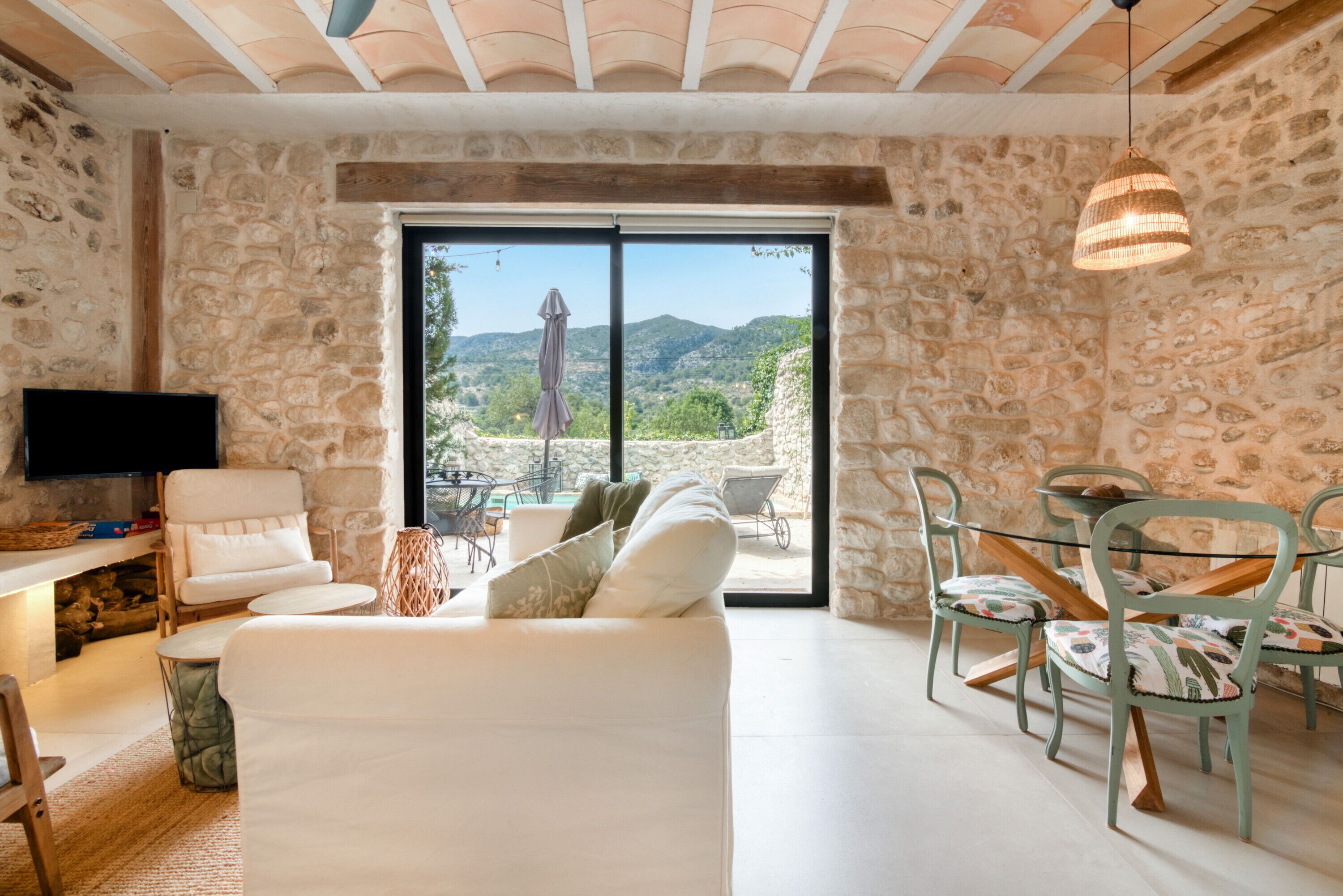 Una televisión, una chimenea