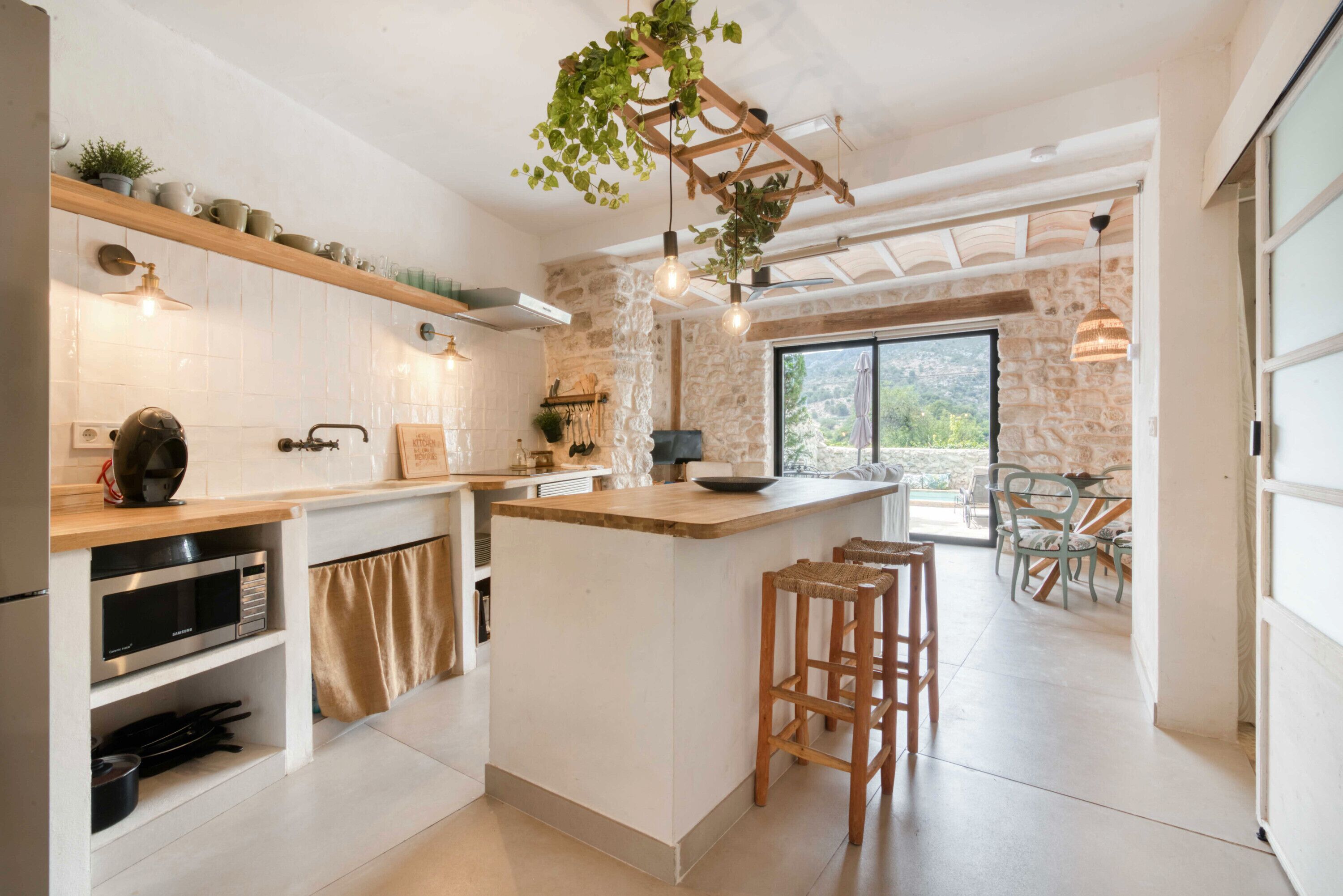 Frigorífico, microondas, horno y placa de cocina