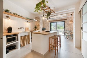 Refrigerador, microondas, horno, placa de cocina