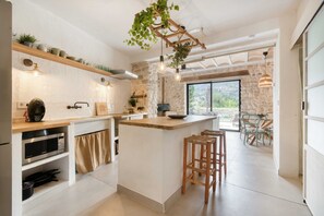 Frigorifero, microonde, forno, piano cottura