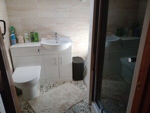 Shower, towels - Tranquil Hillside Cottage Retreat (Llandovery)