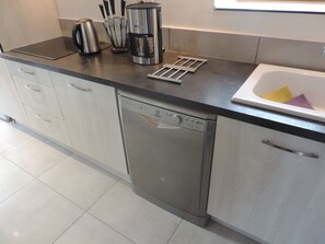 Frigorifero, microonde, forno, piano cottura