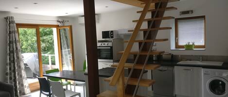 冷蔵庫、電子レンジ、オーブン、コンロ