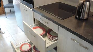 KĂŒhlschrank, Mikrowelle, Ofen, Herdplatte