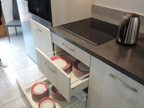 Kühlschrank, Mikrowelle, Ofen, Herdplatte