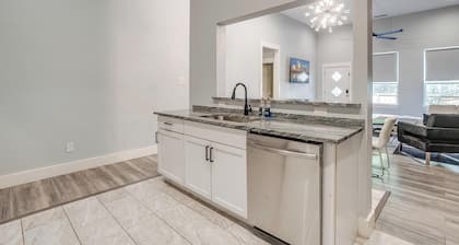 Lux Private Home I Sleeps 8 I 4 Miles Downtown