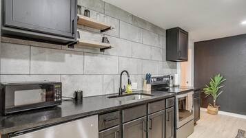 Refrigerador, microondas, parrilla de estufa y lavavajillas