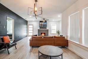 Smart TV, fireplace