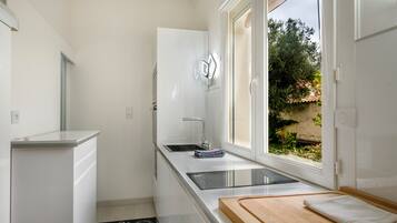 Een koelkast, een magnetron, een oven, een kookplaat