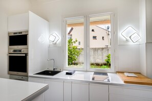 Frigorifero, microonde, forno, piano cottura