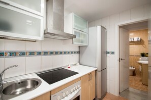 Fridge, microwave, oven, stovetop - Apartment 'City Centre Lovely' with Balcony, Wi-Fi and Air Conditioning (Granada)