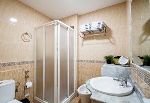 Douche, séchoir à cheveux, serviettes fournies