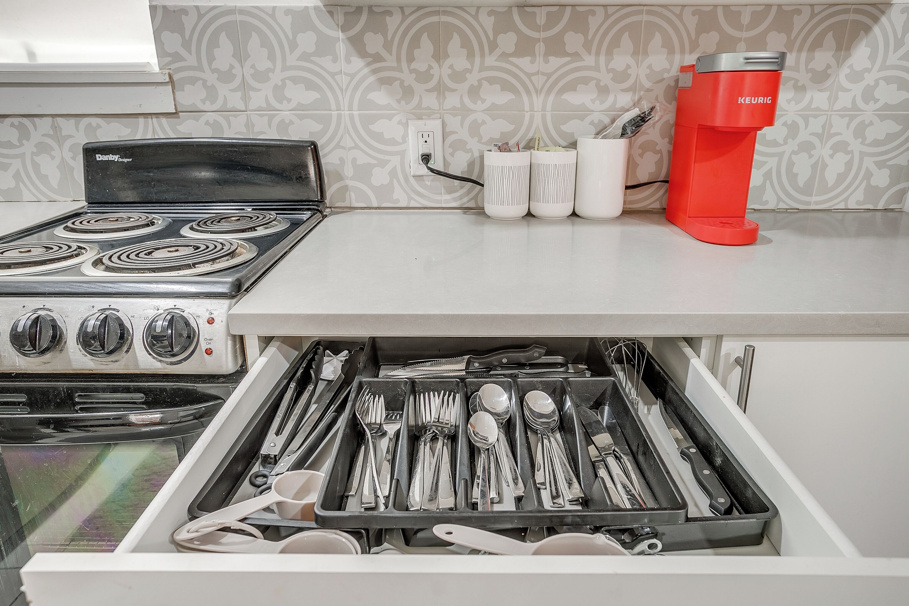 Refrigerador, microondas, parrilla de estufa y cafetera y tetera 