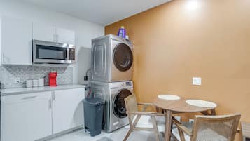 Refrigerador, microondas, parrilla de estufa y cafetera y tetera