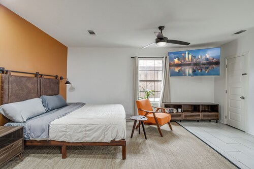 Private Dallas Oasis | Cozy King Bed Guesthouse