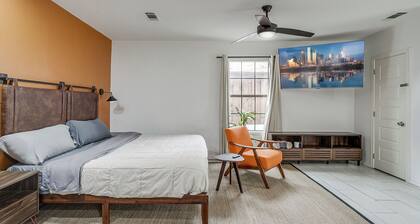 Private Dallas Oasis | Cozy King Bed Guesthouse