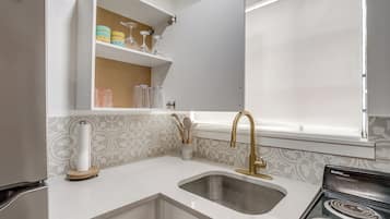 Refrigerador, microondas, parrilla de estufa y cafetera y tetera