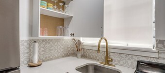 Private Dallas Oasis | Cozy King Bed Guesthouse