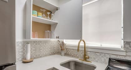 Private Dallas Oasis | Cozy King Bed Guesthouse