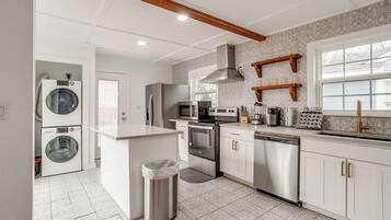 Fridge, microwave, stovetop, dishwasher
