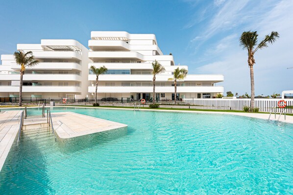 Pool - Apartment 'Horus Beach Paradise' with Sea View, Wi-Fi and Air Conditioning (Torre del Mar)