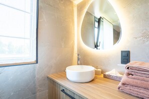 Regadera, secadora de cabello, toallas 