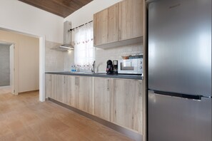 Réfrigérateur, micro-ondes, plaque de cuisson, cafetière/bouilloire