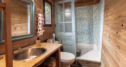 Chalet 'Petite Maison De Bois' with Mountain View, Wi-Fi and Air Conditioning