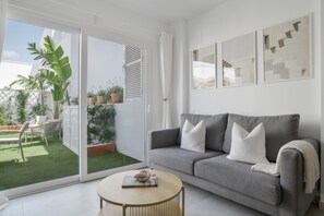 TV - Apartment 'La Casa De Emilie- Solo Familias' with Shared Pool, Wi-Fi and Air Conditioning (Conil de la Frontera)