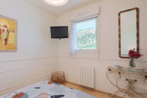 1 slaapkamer, een strijkplank/strijkijzer, gratis wifi, beddengoed
