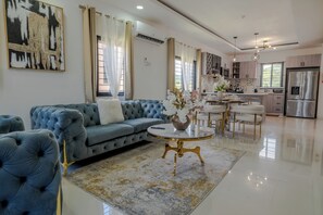 Smart TV - 2 bedroom Rooftop Villa 360 degree View/partial Sea view Mountain view 3 balcony (Ocho Rios)